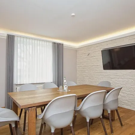 Ruhig Und Idyllische Lage, Strandnah, Gratis Nutzung Vom Ahoi Erlebnisbad Und Sauna In Sellin - Gutshaus Silvitz 01 Bergen Auf Rugen