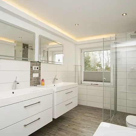 Ruhig Und Idyllische Lage, Strandnah, Gratis Nutzung Vom Ahoi Erlebnisbad Und Sauna In Sellin - Gutshaus Silvitz 01 Daire Bergen Auf Rugen