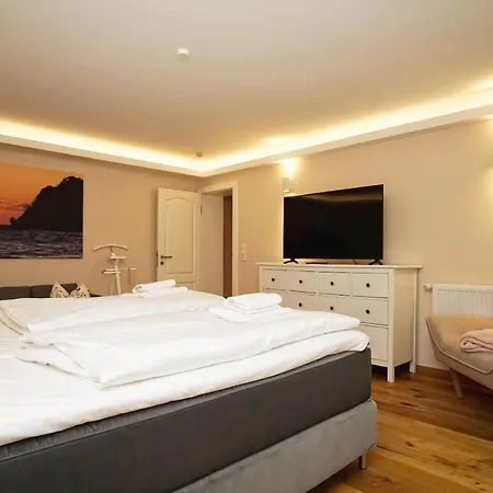 Ruhig Und Idyllische Lage, Strandnah, Gratis Nutzung Vom Ahoi Erlebnisbad Und Sauna In Sellin - Gutshaus Silvitz 01 *