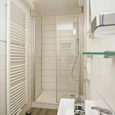 Ruhig Und Idyllische Lage, Strandnah, Gratis Nutzung Vom Ahoi Erlebnisbad Und Sauna In Sellin - Gutshaus Silvitz 01 * Bergen Auf Rugen