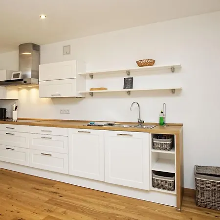 Ruhig Und Idyllische Lage, Strandnah, Gratis Nutzung Vom Ahoi Erlebnisbad Und Sauna In Sellin - Gutshaus Silvitz 01 Daire