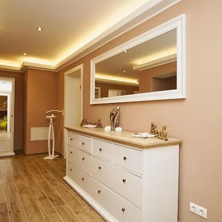 Ruhig Und Idyllische Lage, Strandnah, Gratis Nutzung Vom Ahoi Erlebnisbad Und Sauna In Sellin - Gutshaus Silvitz 01 Daire