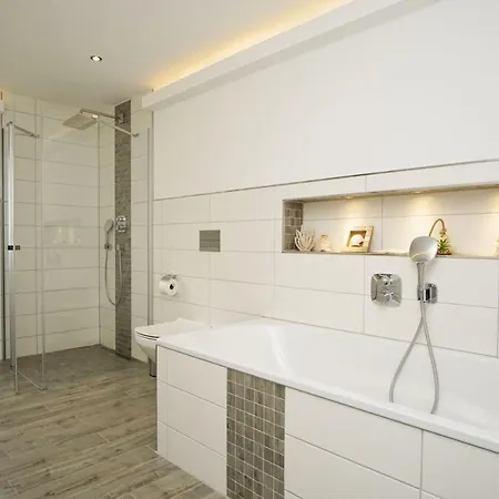 Ruhig Und Idyllische Lage, Strandnah, Gratis Nutzung Vom Ahoi Erlebnisbad Und Sauna In Sellin - Gutshaus Silvitz 01 Daire Bergen Auf Rugen