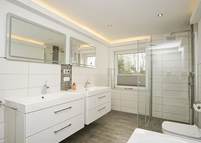 Ruhig Und Idyllische Lage, Strandnah, Gratis Nutzung Vom Ahoi Erlebnisbad Und Sauna In Sellin - Gutshaus Silvitz 01 Apartamento Bergen Auf Rugen
