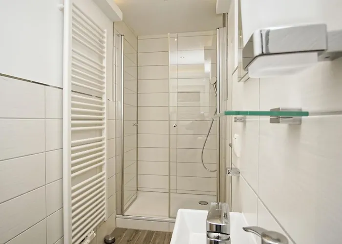 Ruhig Und Idyllische Lage, Strandnah, Gratis Nutzung Vom Ahoi Erlebnisbad Und Sauna In Sellin - Gutshaus Silvitz 01 * Bergen Auf Rugen