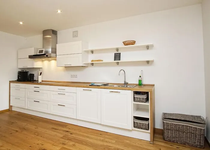 Ruhig Und Idyllische Lage, Strandnah, Gratis Nutzung Vom Ahoi Erlebnisbad Und Sauna In Sellin - Gutshaus Silvitz 01 Apartamento