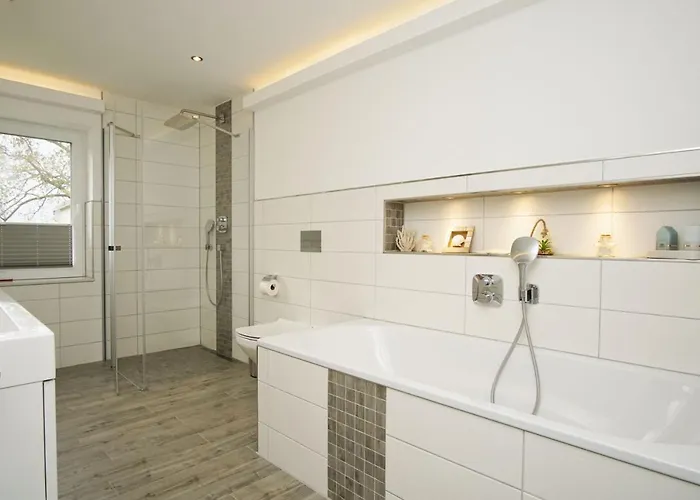 Ruhig Und Idyllische Lage, Strandnah, Gratis Nutzung Vom Ahoi Erlebnisbad Und Sauna In Sellin - Gutshaus Silvitz 01 Apartamento Bergen Auf Rugen