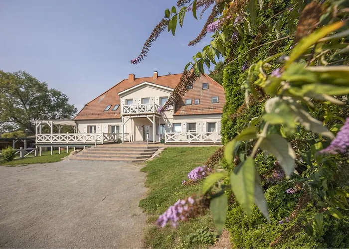 Ruhig Und Idyllische Lage, Strandnah, Gratis Nutzung Vom Ahoi Erlebnisbad Und Sauna In Sellin - Gutshaus Silvitz 01
